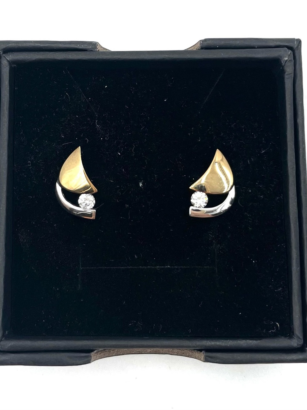 White & 18k Gold & 0.08 Carat Diamond Stud Earring